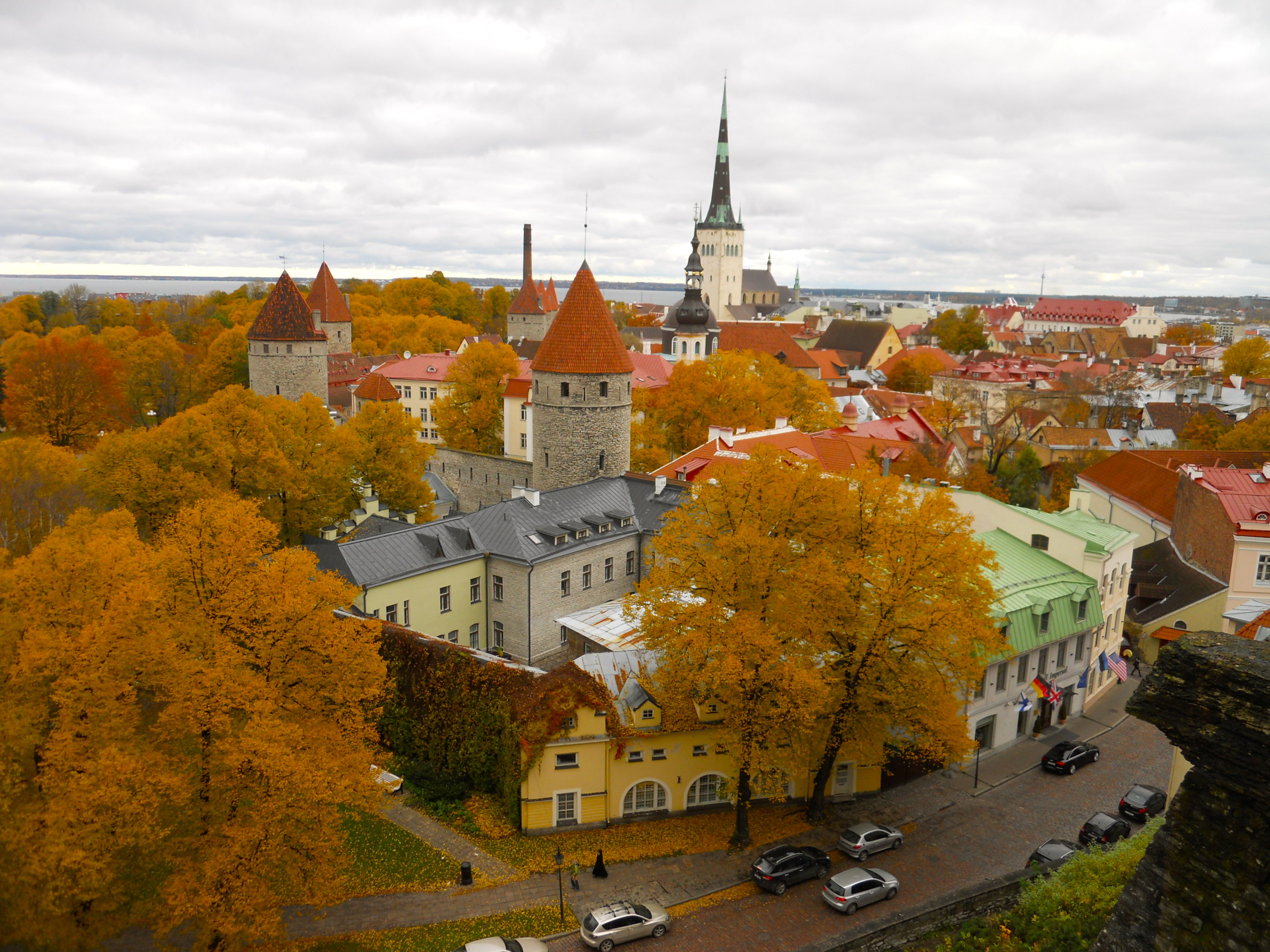 Осенний таллин. Эстония старый город таллин. Эстония город таллинн. Таллин осень. Эстония таллин осень.