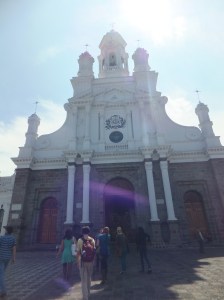 Profe Vladimir and class heading into Sangolquí Church as part of a class "field trip"