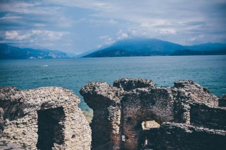 Grotte di Catullo is a Roman villa built during the Agustan period. Pieces and fragments of the wall paintings and archeological treasures are displayed in the museum now. Walking along the Roman ruins, one can still feel the past grandeur while immersing in the fresh air from the surrounding lake.