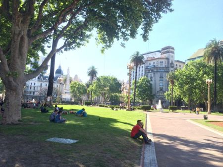Walking to a bus stop the other day in a part of the city I don't often go, I passed this great little park where everyone was enjoying the sun and the nice summer climate. Parks like these are common all around Buenos Aires and I love stumbling across them.
